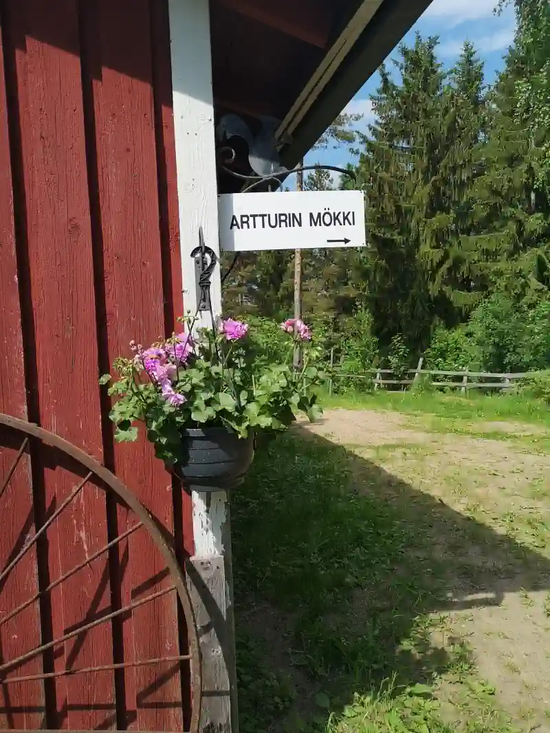 Artturin Mökki järven rannalla Tarumetsän siimeksessä.